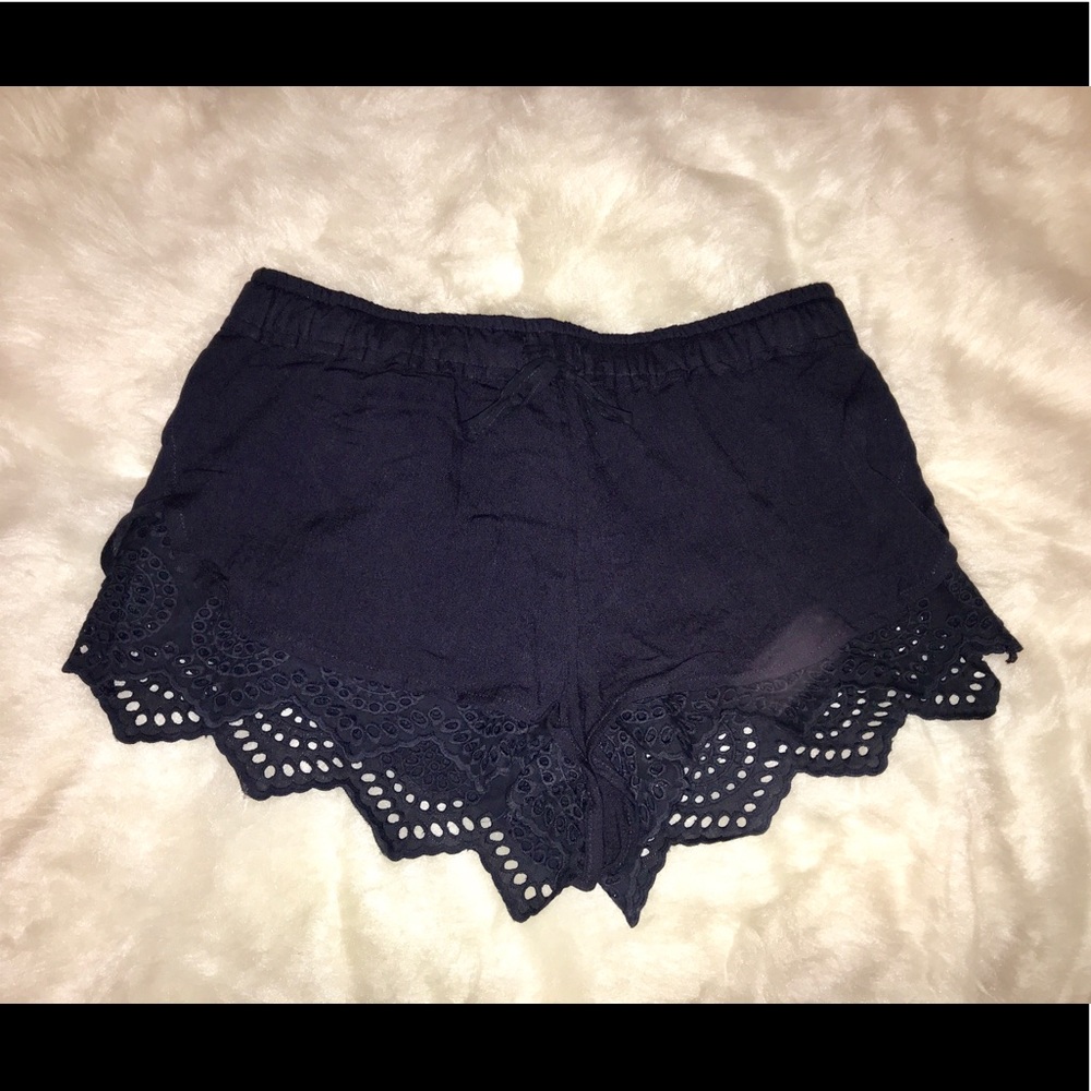 Eyelet trim short